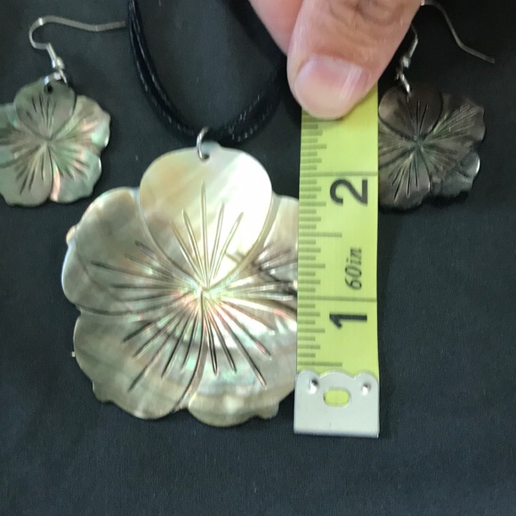 Shell necklace earrings set from Hawai’i - Picture 6 of 10